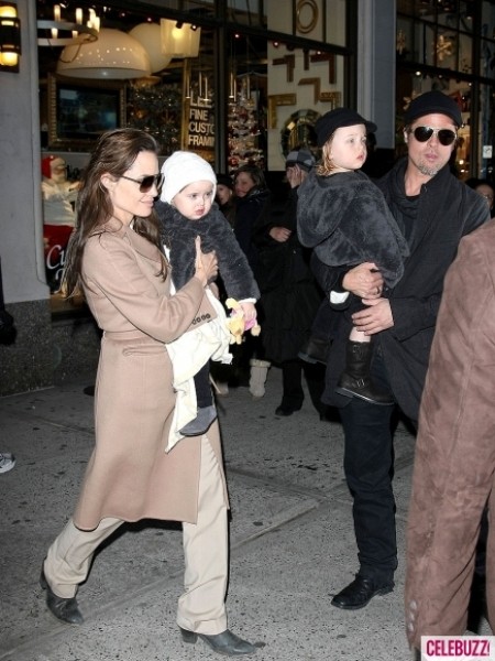 Angelina Jolie và Brad Pitt cùng 2 bé sinh đôi, Knox và Vivienne.